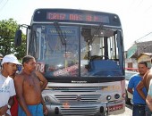 Acidente com ônibus e moto causam transtornos no Jacintinho