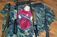 Fotos de bebê dormindo com pistolas e fuzis gera polêmica no Twitter