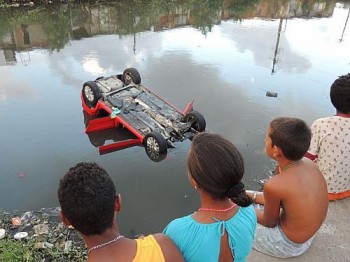 Acidente no Canal do Arruda atraiu curiosidade dos moradores.