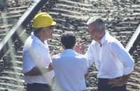 Secretário estadual de Transportes, Júlio Lopes, ri com os engenheiros durante visita ao local onde ocorreu o descarrilamento de trem