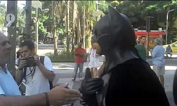 Morador discute com homem mascarado durante protesto
