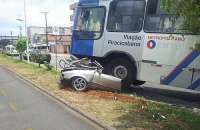 Ônibus destruiu veículo após acidente em Santos, SP