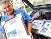 Machado carrega os quadros em seu carro, e roda em média 150 km por dia vendendo as 'obras'