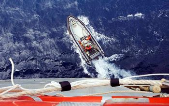 Barco inflável deixa navio da marinha australiana para investigar um objeto no sul do Oceano Índico