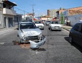 Colisão deixa o trânsito caótico no bairro do Poço