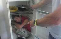 Homem se escondeu em geladeira ao ser procurado pela polícia