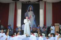 Fiéis lotam papódromo para celebrar a canonização de João Paulo 2º