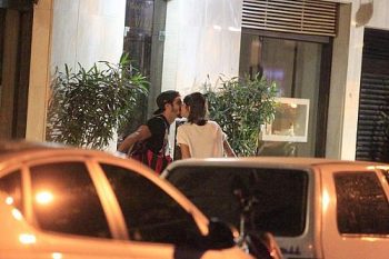 Caio Castro e Maria Casadevall se beijam