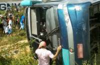 Ônibus teria tentado desvias de um motociclista e tombou na BR-020, altura de Canindé