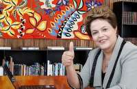Atendendo ao pedido de um internauta, Dilma publicou foto fazendo sinal que ela mesma chamou de 'joinha'