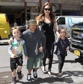 Angelina Jolie e os filhos