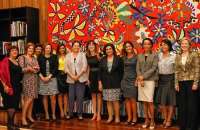 A presidente Dilma Rousseff posa ao lado de jornalistas no Palácio da Alvorada Foto: Presidência da República