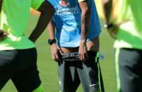 Neymar abaixa o calção em treino