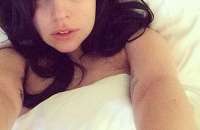Lady Gaga: de cara lavada na cama