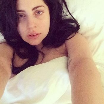 Lady Gaga: de cara lavada na cama