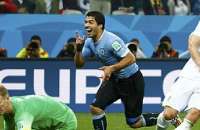 Cahill e Hart reagem ao segundo gol de Suárez para o Uruguai, fechando em 2 a 1 do Uruguai sobre a Inglaterra na Arena Corinthians