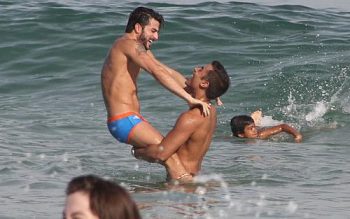 Casal trocou carinhos em tarde de sol na praia de Ipanema, no Rio de Janeiro