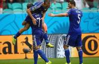 Jogadores da Bósnia comemoram o terceiro gol do time contra o Irã