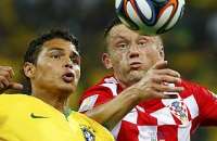 Thiago Silva disputa a bola com o croata Ivica Olic durante o jogo de estreia. Capitão acredita que Brasil pode ter uma partida mais fácil contra o México