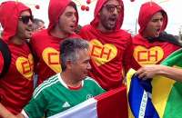 Mexicanos vestidos de Chapolin tomam conta do Estádio Castelão
