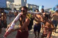 Turistas alemães recolheram lixo durante a Fifa Fan Fest no Rio