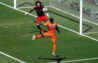 Wijnaldum, da Holanda, tenta marcar no gol de Ochoa, do México