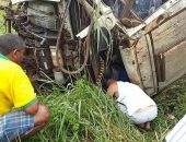 Caçamba tomba e motorista fica preso às ferragens no Litoral Sul