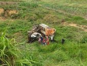 Caçamba tomba e motorista fica preso às ferragens no Litoral Sul