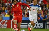 Belga Fellaini domina a bola em jogo contra a Rússia