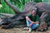 Spielberg após a “caçada”: cineasta recebeu críticas por posar ao lado de um dinossauro morto Spielberg após a “caçada”