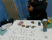 Polícia apreendeu 79 bombinhas de maconha, 19 de crack, R$ 164,00 em espécie.