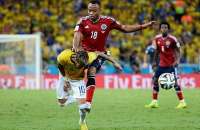 Zuniga acerta as costas de Neymar com uma joelhada.