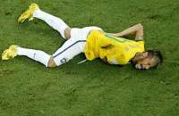 Após fratura em vértebra, Neymar está fora da Copa