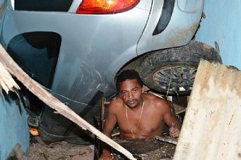Homem sobrevive após carro cair dentro da sua sala