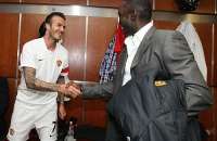 David Beckham cumprimenta Dwight Yorke