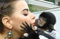 Rayanne beija macaco de estimação