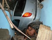Homem sobrevive após carro cair dentro da sua sala