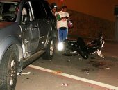 Carro de ex-vereador atinge motociclista no Barro Duro