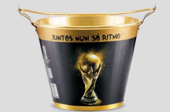 Empresa fabricou 50 mil baldes de gelo com imagens que remetem à Copa do Mundo