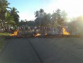 Manifestantes interromperam o tráfego ateando fogo a pneus e pedaços de madeira no meio da rua.