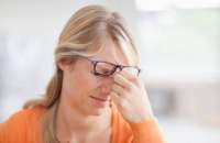 A dor de cabeça é um dos principais sintomas do problema, assim como visão turva e ardência nos olhos