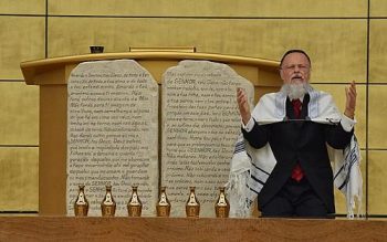Bispo da Universal, um barbudo Edir Macedo vai comandar culto inaugural do Templo de Salomão, nesta quinta-feira (31) usando manto e quipá