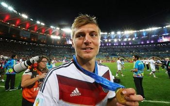 Toni Kroos, da Alemanha, posa com a medalha recebida pela conquista da Copa do Mundo de 2014