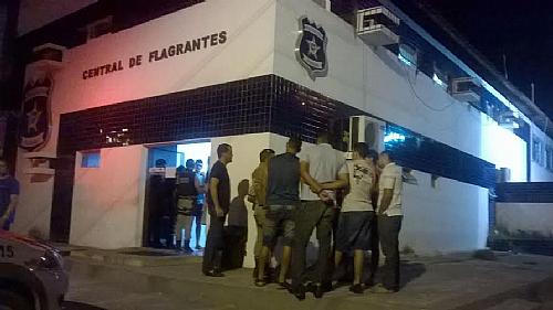 Policiais e agentes penitenciários prestaram queixa na Central de Flagrantes