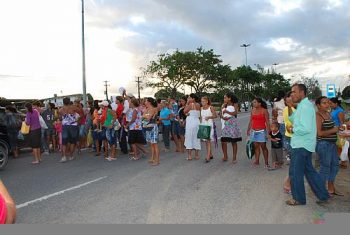 Familiares de reeducandos bloqueiam rodovia BR-104 durante protesto