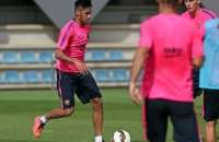 Neymar treina com bola pela primeira vez após lesão na vértebra