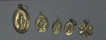 Medalhinhas foram encontrados por um pedreiro