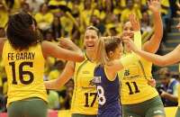 Jogadoras da seleção brasileira festejam ponto na vitória por 3 a 0 sobre a Rússia, no Ibirapuera lotado