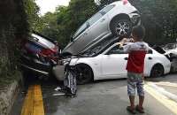 Menino tira foto de carros empilhados após acidente na China nesta segunda-feira (4)
