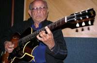 Zé Menezes ingressou, em 1970, na Orquestra da Rede Globo de Televisão como primeiro guitarrista